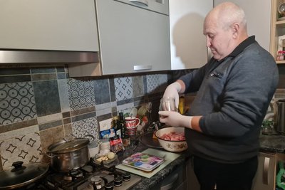 Житель Житомирщини щодня готує понад 30 банок каші з м'ясом для військовослужбовців ЗСУ Житель Житомирщини щодня готує понад 30 банок каші з м'ясом для військовослужбовців ЗСУ