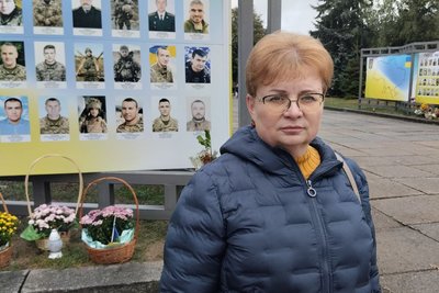 У Житомирі вшанували пам'ять полеглих захисників і захисниць України У Житомирі вшанували пам'ять полеглих захисників і захисниць України