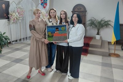 "Розпускали, перев’язували, але справились": юні майстрині з Рівненщини зв’язали картину Дубенського замку "Розпускали, перев’язували, але справились": юні майстрині з Рівненщини зв’язали картину Дубенського замку