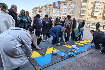 У Житомирі вшанували пам'ять загиблих у Маріупольському драмтеатрі У Житомирі вшанували пам'ять загиблих у Маріупольському драмтеатрі