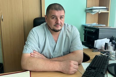 Борщівник у парку в центрі Житомира — чому це небезпечно і коли його приберуть