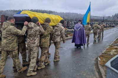 У Житомирі провели в останню путь військового Дениса Колодніцького У Житомирі провели в останню путь військового Дениса Колодніцького