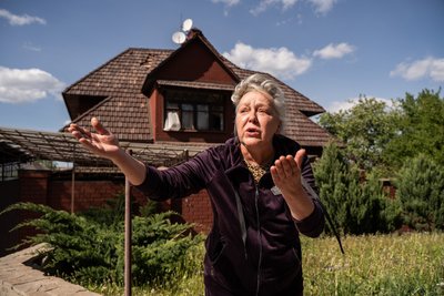 жінка плаче на вулиці біля зруйнованих обстрілом будинків у Шевченківському районі Харкова жінка плаче на вулиці біля зруйнованих обстрілом будинків у Шевченківському районі Харкова