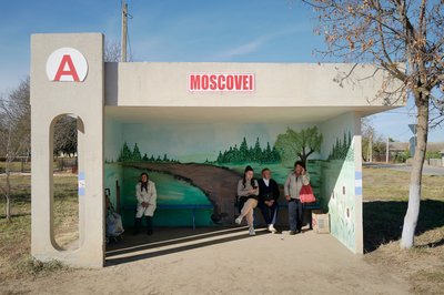 Місцеві жителі чекають автобус у Молдові Місцеві жителі чекають автобус у Молдові