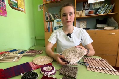 Діти тчуть килими на ткацьких верстатах: як у школі на Житомирщині відтворюють давнє ремесло Діти тчуть килими на ткацьких верстатах: як у школі на Житомирщині відтворюють давнє ремесло