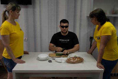 Незрячій військовий на уроці кулінарії в реабілітаційному центрі Незрячій військовий на уроці кулінарії в реабілітаційному центрі