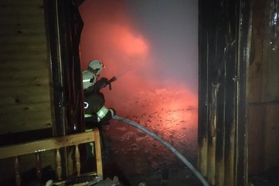 Горіло майже 140 м². У селі Пістинь на Франківщині пожежу в кафе гасили рятувальники і добровольці Горіло майже 140 м². У селі Пістинь на Франківщині пожежу в кафе гасили рятувальники і добровольці