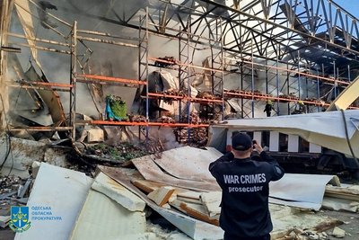 Пошкоджені будинки, склади та поранені: прокуратура розслідує атаку на Одесу Пошкоджені будинки, склади та поранені: прокуратура розслідує атаку на Одесу