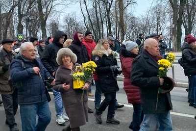 Молебень та хода пам'яті: у Києві вшанували Героїв Небесної Сотні Молебень та хода пам'яті: у Києві вшанували Героїв Небесної Сотні