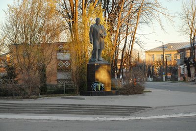 Ледь не збив Шевченка: на Хмельниччині водій в'їхав у пам'ятник Кобзарю Ледь не збив Шевченка: на Хмельниччині водій в'їхав у пам'ятник Кобзарю