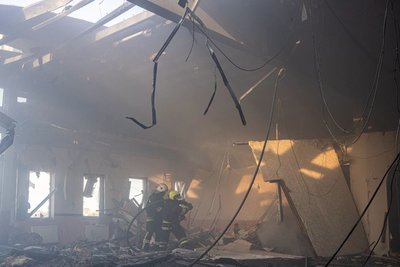 Рятувальники гасять пожежу, яка зайнялася через російський удар по непрацюючому гіпермаркету у Слобідському районі Харкова Рятувальники гасять пожежу, яка зайнялася через російський удар по непрацюючому гіпермаркету у Слобідському районі Харкова