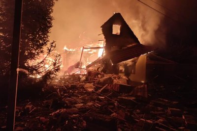 Пожежа, яка зайнялася через атаку російських безпілотників на Печеніги Чугуївського району Пожежа, яка зайнялася через атаку російських безпілотників на Печеніги Чугуївського району
