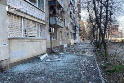 Понівечені авто, вибиті вікна та пошкоджені балкони: фото наслідків атаки РФ на Приморський район Одеси Понівечені авто, вибиті вікна та пошкоджені балкони: фото наслідків атаки РФ на Приморський район Одеси