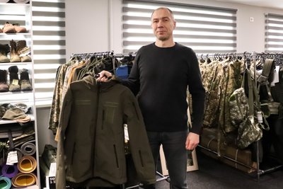 Кравці з Донеччини шиють зимовий одяг для ЗСУ