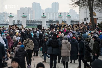 Віряни УПЦ (МП) під час служби в Лаврі у Києві Віряни УПЦ (МП) під час служби в Лаврі у Києві