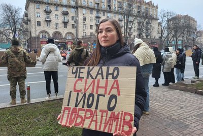У Києві рідні та близькі провели акцію на підтримку військовополонених У Києві рідні та близькі провели акцію на підтримку військовополонених