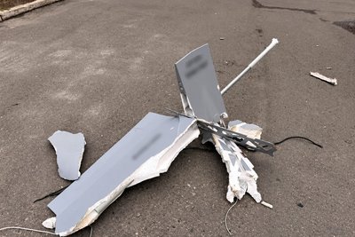 Уламки безпілотника типу «Італмас», який впав на територію АЗС у Дергачах Уламки безпілотника типу «Італмас», який впав на територію АЗС у Дергачах