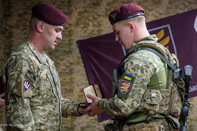 Воїни житомирської 95 бригади, які відзначилися у боях проти армії РФ, отримали нагороди Воїни житомирської 95 бригади, які відзначилися у боях проти армії РФ, отримали нагороди