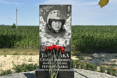 Жителі села на Житомирщині розповіли, як встановлювали пам'ятник полеглому асу Степану Тарабалці Жителі села на Житомирщині розповіли, як встановлювали пам'ятник полеглому асу Степану Тарабалці