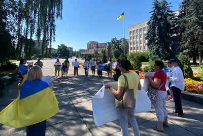 "Чому всі діти з татом, а я третій рік сам?"— у Житомирі відбулася акція-пікет щодо термінів служби військових "Чому всі діти з татом, а я третій рік сам?"— у Житомирі відбулася акція-пікет щодо термінів служби військових