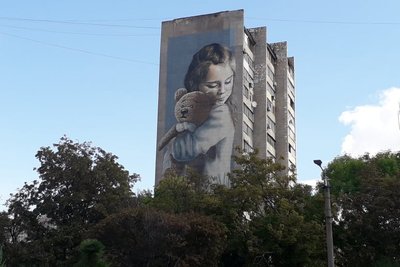 Мурал Мілана на честь дитини, яка вижила у Маріуполі під час обстрілу 2015 року