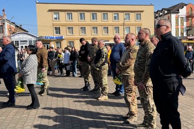 "Був сиротою, мріяв про свою сім’ю": на Рівненщині попрощалися з 20-річним солдатом Валентином Лукіним "Був сиротою, мріяв про свою сім’ю": на Рівненщині попрощалися з 20-річним солдатом Валентином Лукіним