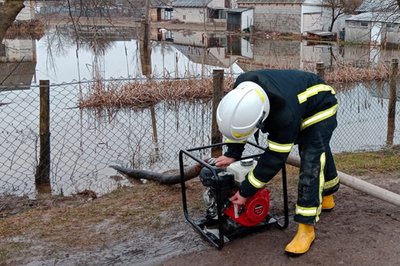 З підтоплених ділянок на Волині відкачали понад 200 кубометрів води З підтоплених ділянок на Волині відкачали понад 200 кубометрів води
