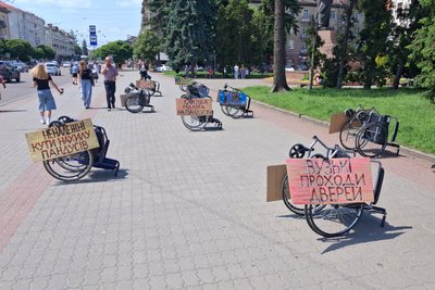 У центрі Луцька встановили інсталяцію з крісел колісних