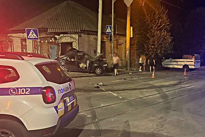 У середмісті Житомира легковик в'їхав у будинок: є загиблий та травмовані У середмісті Житомира легковик в'їхав у будинок: є загиблий та травмовані