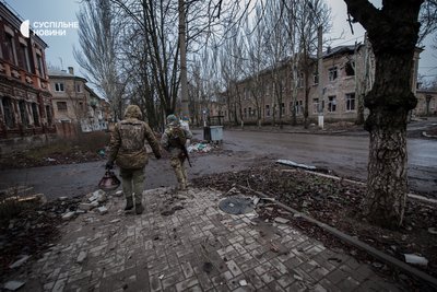 Алі та Валерій, члени команди капеланів-імамів у Бахмуті, привезли необхідні речі для місцевих, та гарячу домашню їжу для солдатів, яку несуть у традиційному "афганському казані", Донеччина, грудень 2022 року. Алі та Валерій, члени команди капеланів-імамів у Бахмуті, привезли необхідні речі для місцевих, та гарячу домашню їжу для солдатів, яку несуть у традиційному "афганському казані", Донеччина, грудень 2022 року.