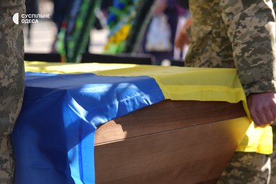 На Одещині поховали військового, чию сім'ю у 2022 році у ЖК "Тірас" вбила ракетою армія РФ На Одещині поховали військового, чию сім'ю у 2022 році у ЖК "Тірас" вбила ракетою армія РФ