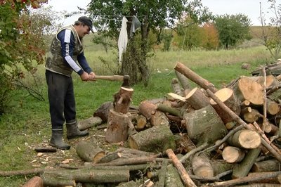 Поки чоловік служить, допомагають сусіди: як родина з Луганщини облаштувалась в селі на Волині Поки чоловік служить, допомагають сусіди: як родина з Луганщини облаштувалась в селі на Волині