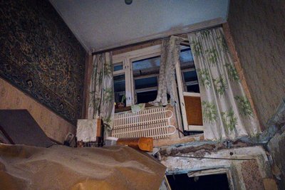 Наслідки вибуху в квартирі на п'ятому поверсі у Салтівському районі Харкова