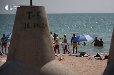 На Одещині на пляжі встановлюють оборонні споруди На Одещині на пляжі встановлюють оборонні споруди
