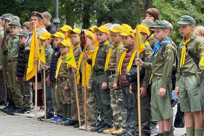 Шикування, посвята, квести та майстерки — у Житомирі відкрили новий пластовий рік Шикування, посвята, квести та майстерки — у Житомирі відкрили новий пластовий рік