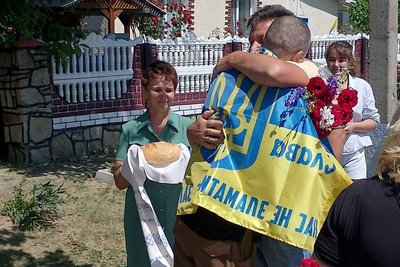 У селі на Вінниччині зустріли звільненого з полону Миколу Атаманюка У селі на Вінниччині зустріли звільненого з полону Миколу Атаманюка