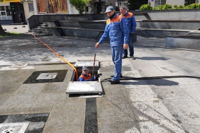 Як миють фонтани у Луцьку і чи можна у них купатися