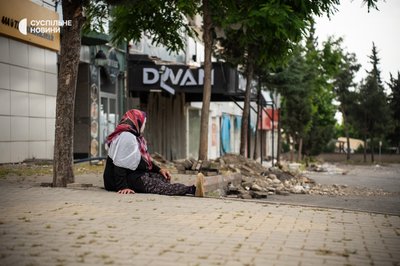 Жінка сидить на землі в центрі міста Кахраманмараш, Туреччина, 12 травня 2023 року Жінка сидить на землі в центрі міста Кахраманмараш, Туреччина, 12 травня 2023 року