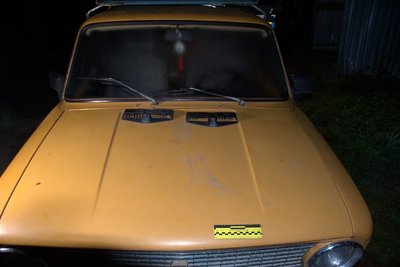 Дівчина впала з капоту і вдарилась головою Дівчина впала з капоту і вдарилась головою