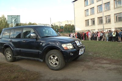 У Житомирі учні ліцею №24 передали автомобіль на фронт своєму вчителю історії У Житомирі учні ліцею №24 передали автомобіль на фронт своєму вчителю історії