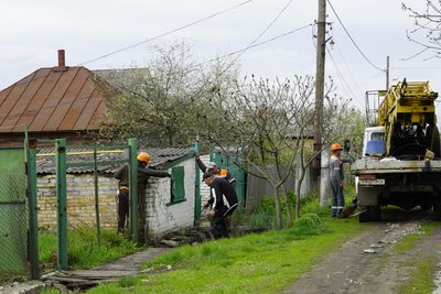 Рік без світла: у Слатиному на Харківщині відновлюють живлення Рік без світла: у Слатиному на Харківщині відновлюють живлення