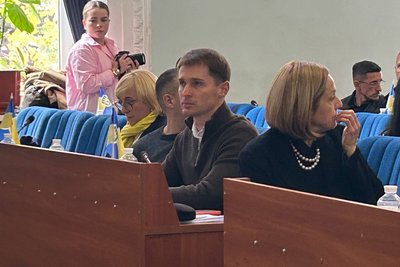 В Житомирі на місці проїзду до багатоповерхівки збудували бетонну стіну — місцеві жителі виступили проти В Житомирі на місці проїзду до багатоповерхівки збудували бетонну стіну — місцеві жителі виступили проти