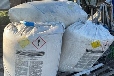 Мішки з добривом сільгосппідприємства, яке, за даними слідства, обкрадали підозрювані, Богодухівський район, Харківська область, серпень 2023 року. Фото: Державне бюро розслідувань Мішки з добривом сільгосппідприємства, яке, за даними слідства, обкрадали підозрювані, Богодухівський район, Харківська область, серпень 2023 року. Фото: Державне бюро розслідувань