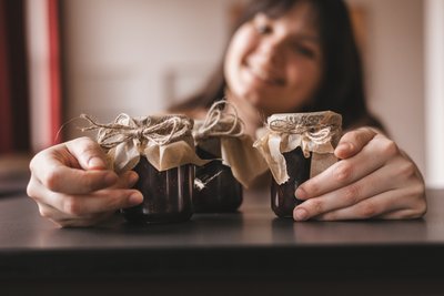 Шишкове варення зі Святогірська та капустяні пироги з Луганщини: як українки в Берліні готують смаколики за донати