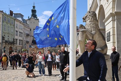 Мер Пули піднімає прапор ЄС над львівською Ратушею Мер Пули піднімає прапор ЄС над львівською Ратушею
