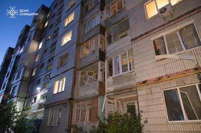 Поранений охоронець підприємства: наслідки нічної атаки по Сумах Поранений охоронець підприємства: наслідки нічної атаки по Сумах