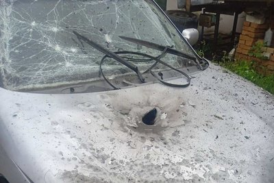 Автівка, в яку влучив російський FPV-дрон у Слатиному, 10 липня 2026 року Автівка, в яку влучив російський FPV-дрон у Слатиному, 10 липня 2026 року