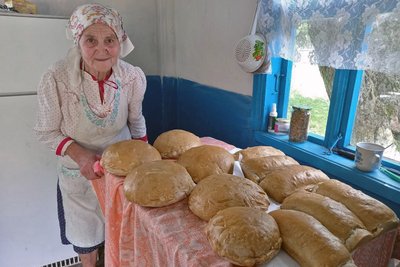 82-річна бабуся з Волині пече хліб на черені для військових