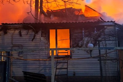 Пожежа у будинку в Васищевому, яка зайнялася після влучання російського БпЛА, 2 травня 2026 року Пожежа у будинку в Васищевому, яка зайнялася після влучання російського БпЛА, 2 травня 2026 року