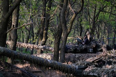 Українські військові на танку Т-64 неподалік Бахмута, 7 травня 2023 року